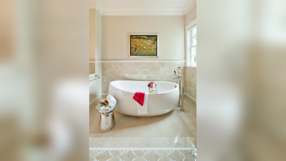How to Decorate a Small Table in the Bathroom