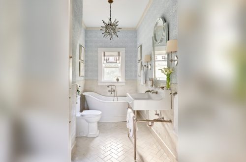 How to Decorate a Traditional Bathroom