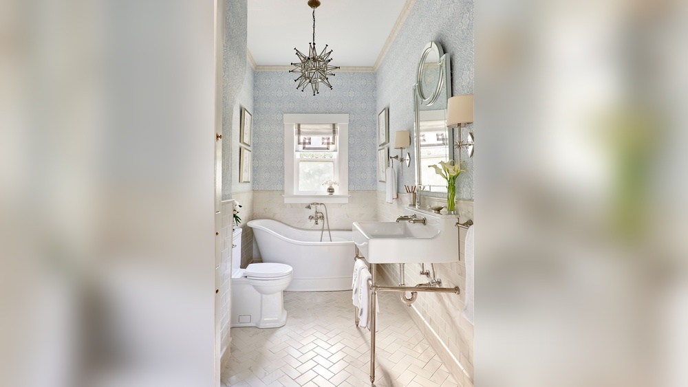 How to Decorate a Traditional Bathroom