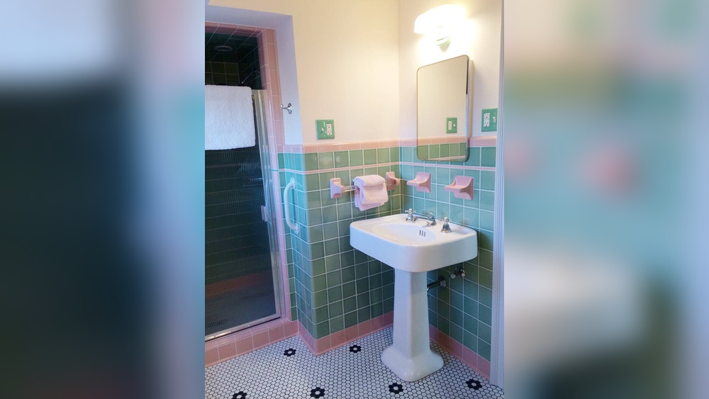 How to Decorate a Vintage Green Bathroom