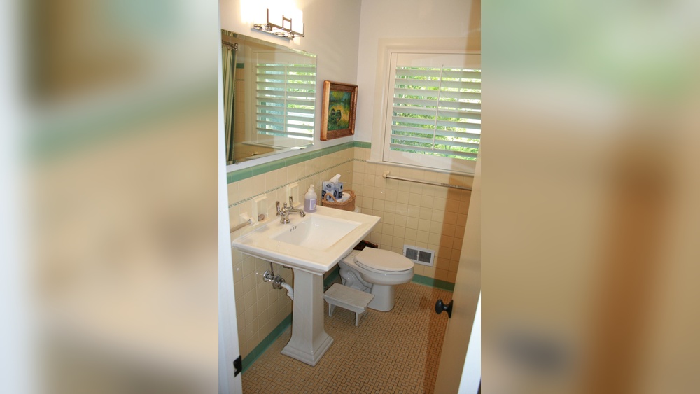 How to Decorate an Older Bathroom