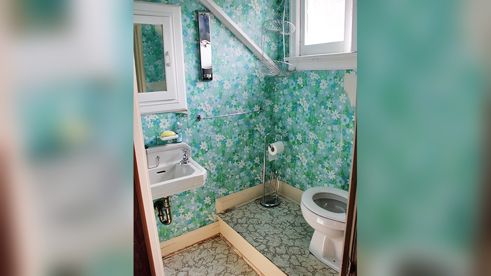 How to Decorate around Ugly Bathroom Tile