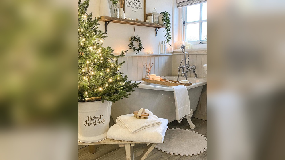 How to Decorate Bathroom Christmas