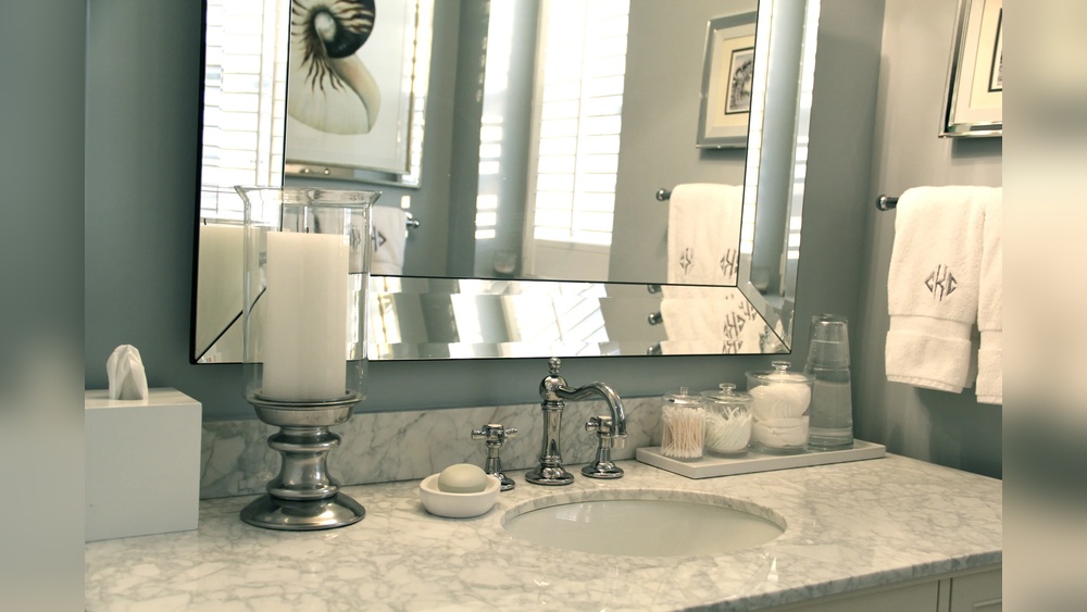How to Decorate Bathroom Counter Tops