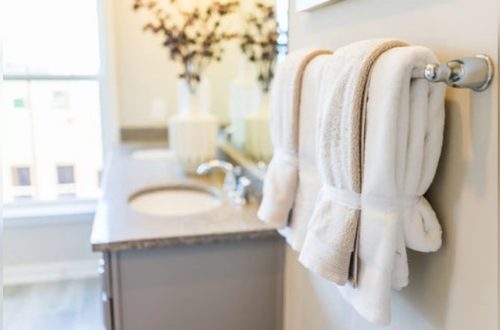 How to Decorate Bathroom Towels With Beads