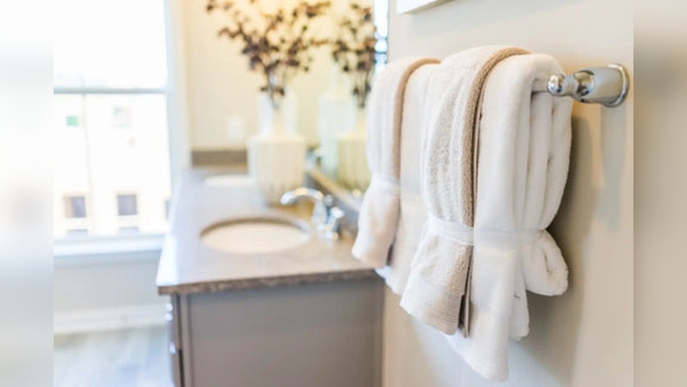 How to Decorate Bathroom Towels With Beads