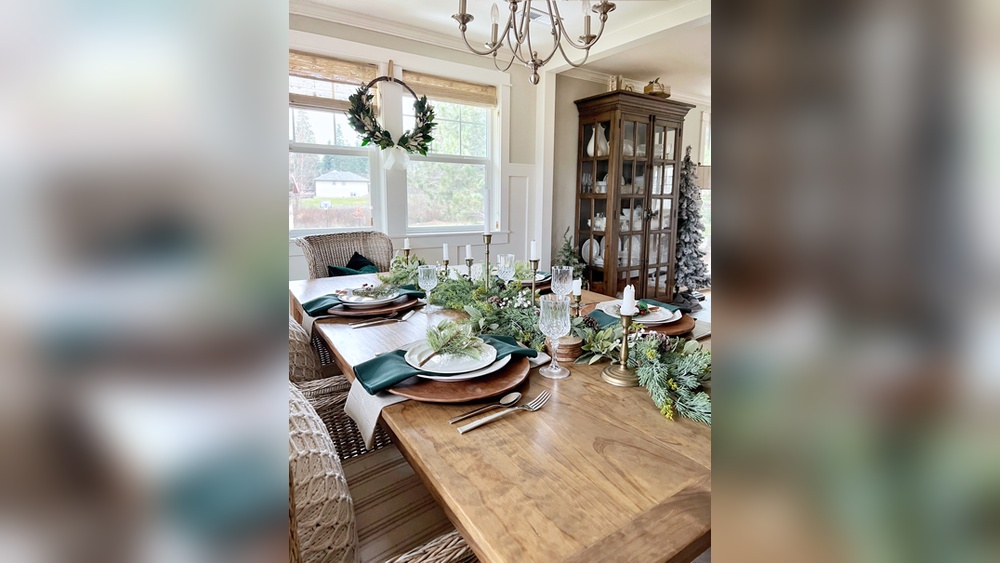 How to Decorate Dining Room Table for Winter