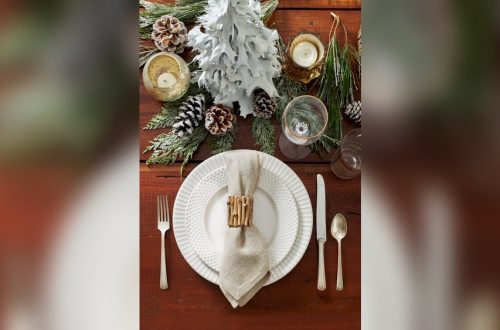 How to Decorate Dining Table With Napkins