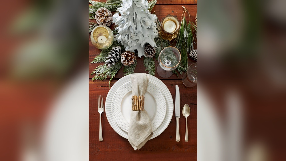 How to Decorate Dining Table With Napkins