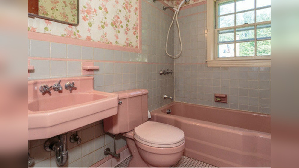 How to Decorate Outdated Bathroom