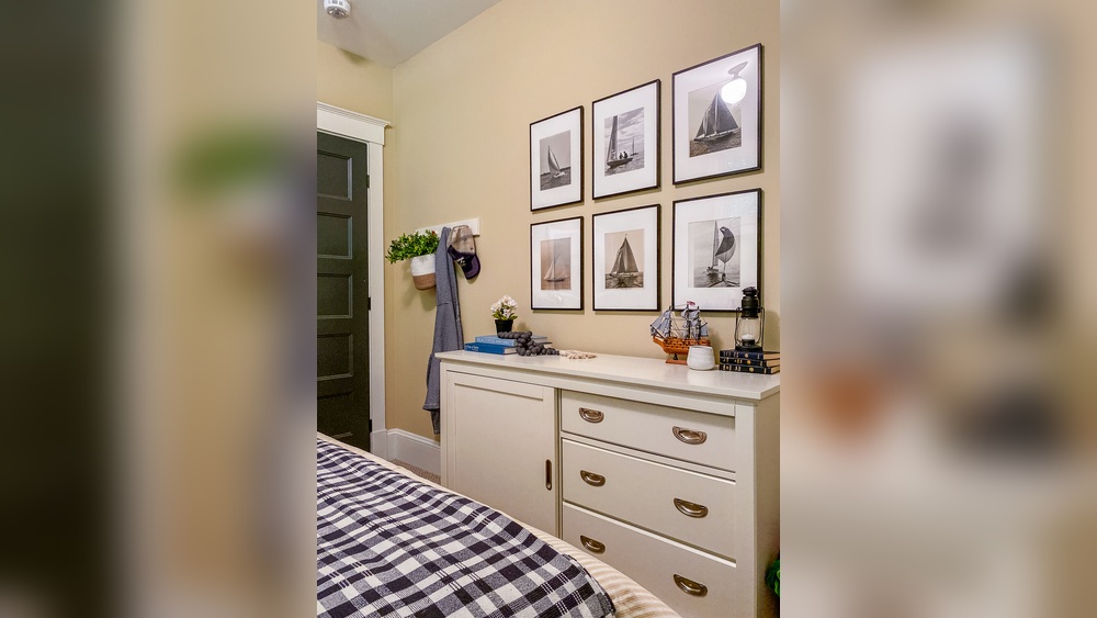 How to Decorate Small Bedroom on Budget