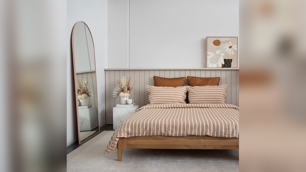 How to Decorate Small Bedroom With King Size Bed