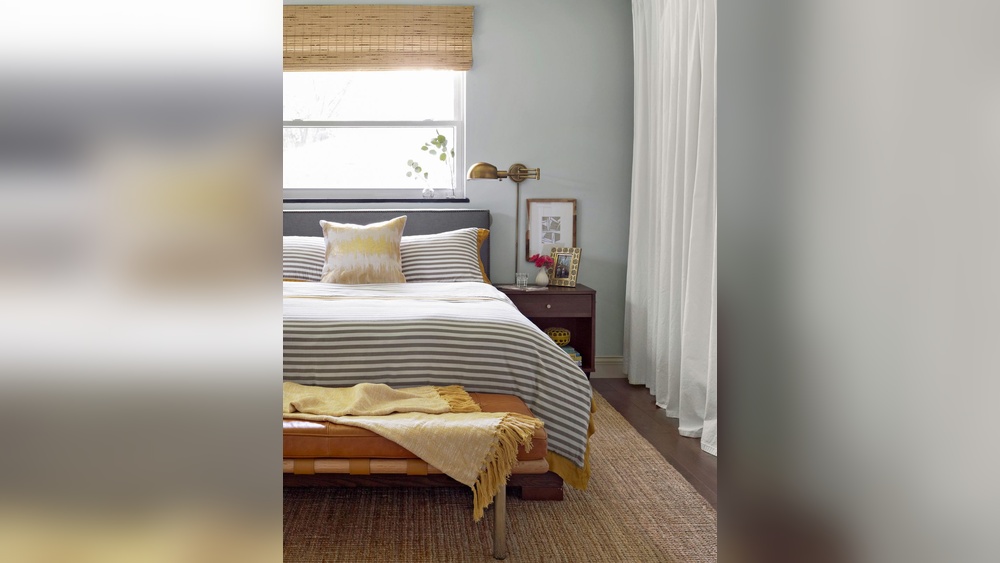 How to Decorate Small Bedroom With One Window