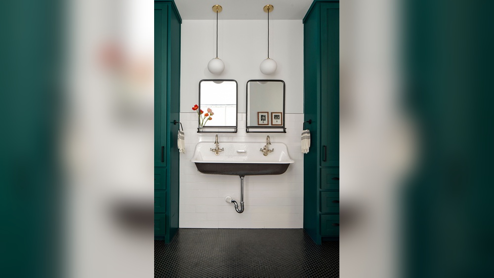How to Decorate the Big Mirror in Bathroom the Outside