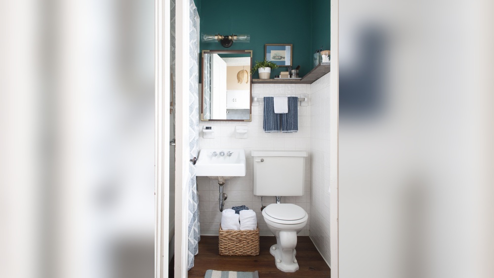 How to Decorate Ugly Bathrooms