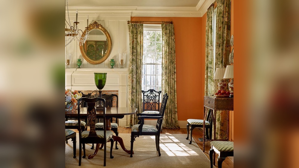 How to Decorating a Traditional Dining Room in Orange