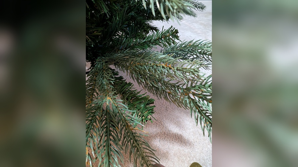 How to Get Mold off Artificial Christmas Tree