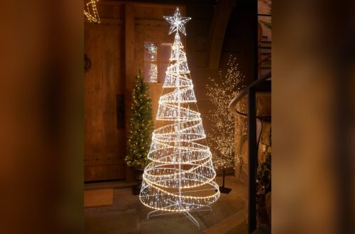 How to Make an Outdoor Artificial Christmas Light Tree
