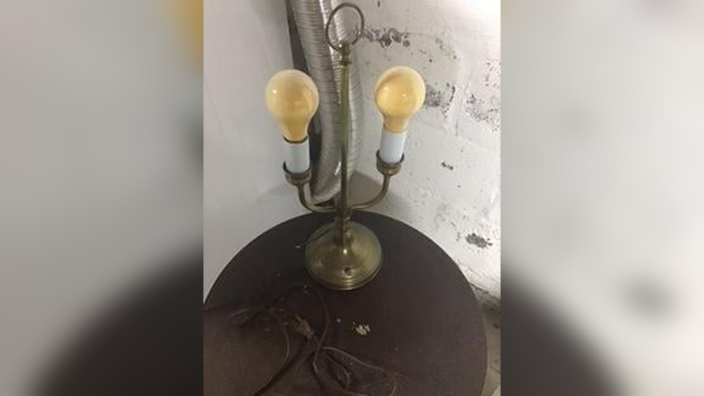 How to Wire a Table Lamp With Two Bulbs