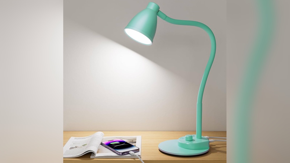 What Color Lamp to Use With a Teal Color Table