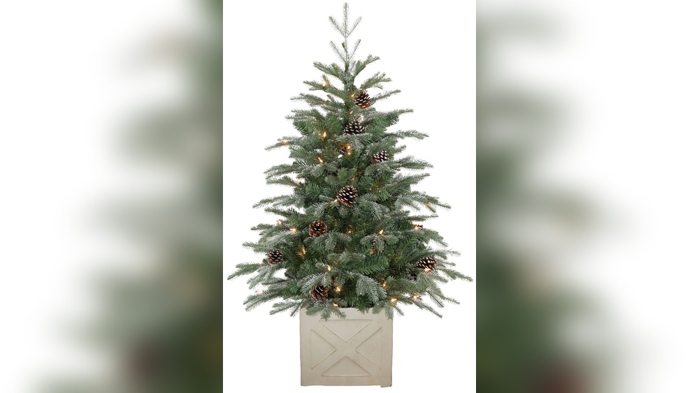 What Kind of Artificial Christmas Tree Shows Ornaments