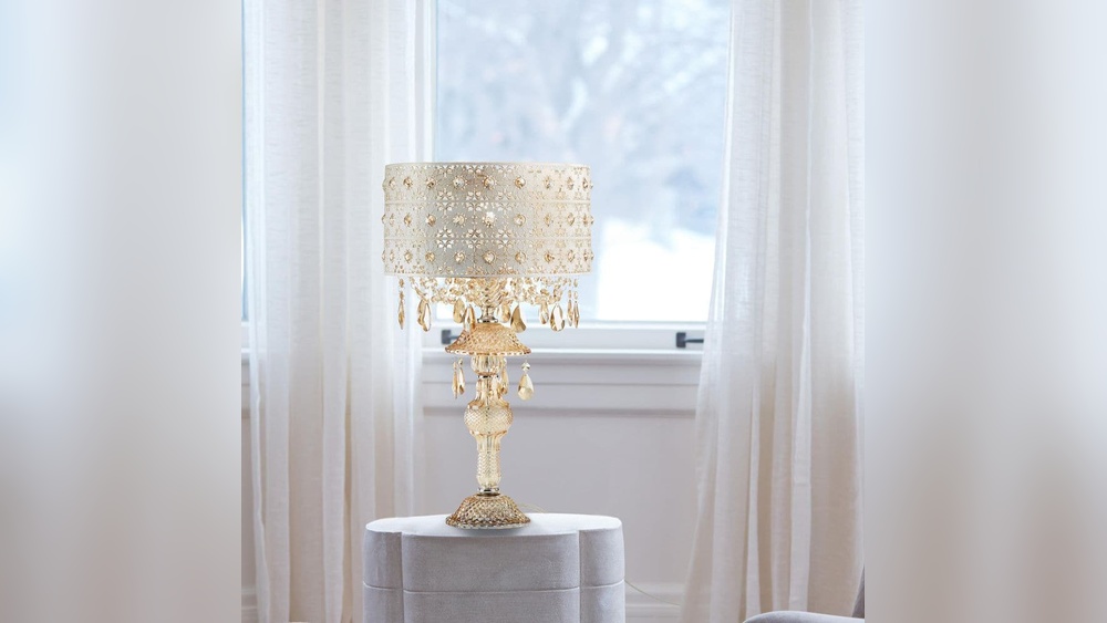 What Kind of Lamp to Put on Gold Table