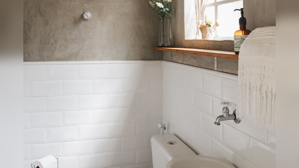 What to Decorate a Bathroom Wall With Besides Pictures